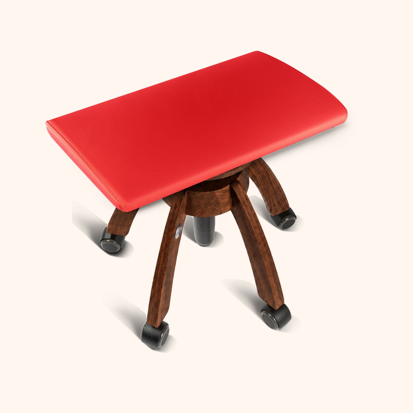 MiShu Stuhl mit Lederkissen in Rot, Holz in Nussbaum, Schrägansicht
